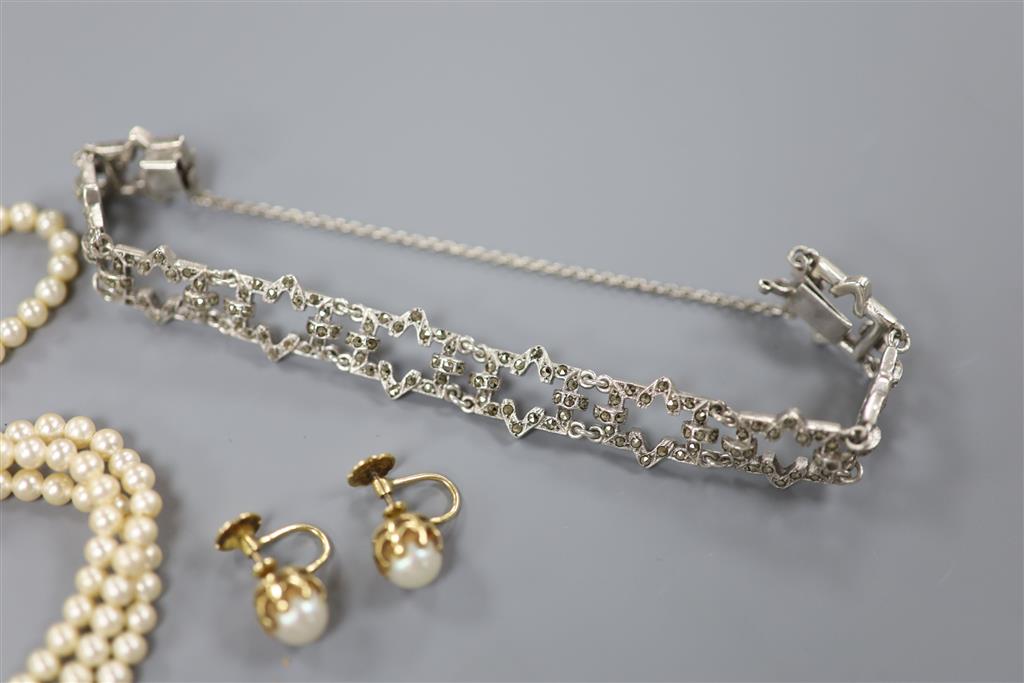 Mixed jewellery including Victorian pendant necklace.